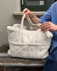 Knitter's Bag i farven Cloud stående på bænk