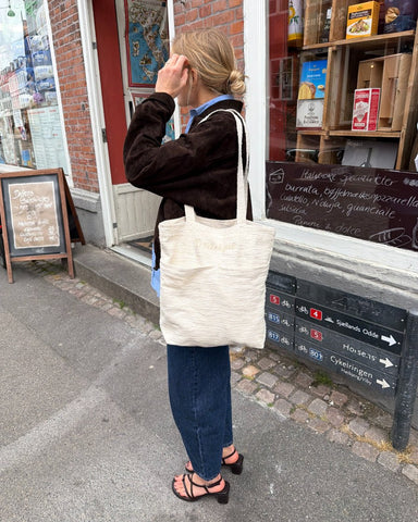 Kvinde med Knitter's Shopper Light
