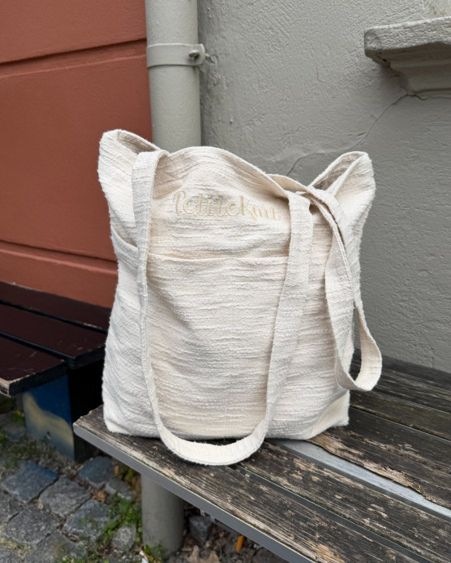 Knitter's Shopper Light i farven Cloud stående på bænk