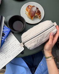 Cafébord med Knitter's Tool Clutch i farven Cloud