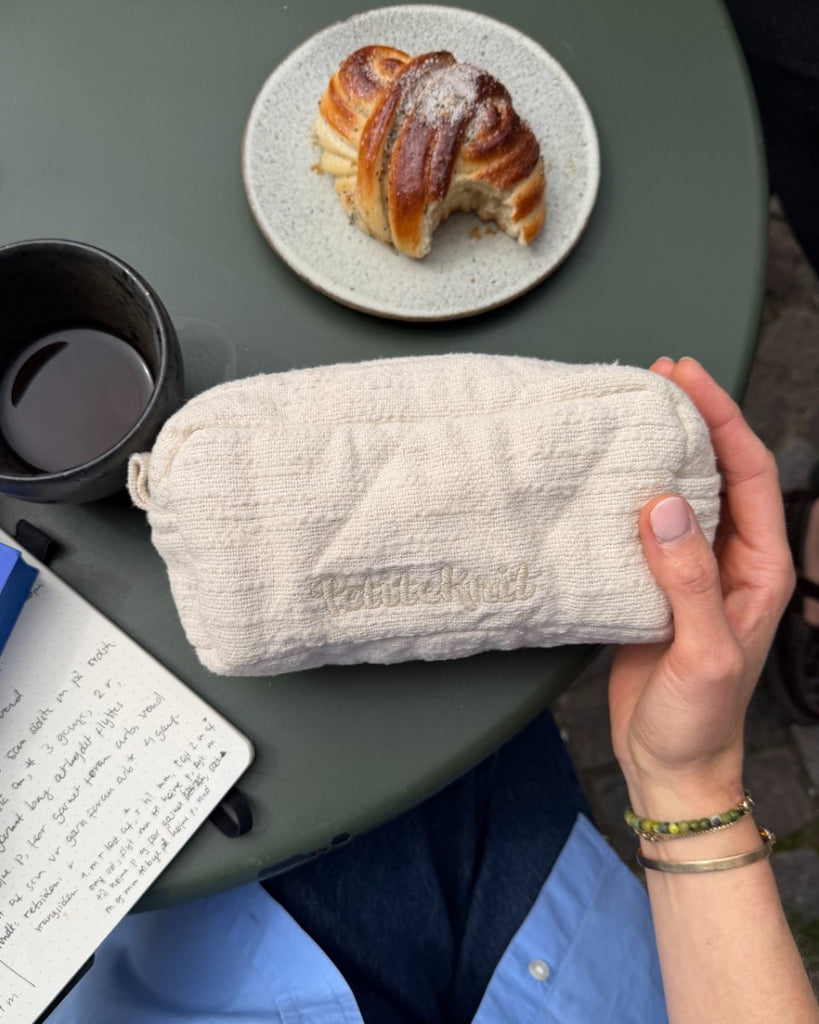 Cafébord med Knitter's Tool Clutch i farven Cloud