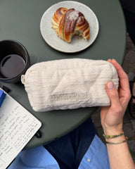 Cafébord med Knitter's Tool Clutch i farven Cloud
