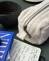 Cafébord med Knitter's Tool Clutch i farven Cloud