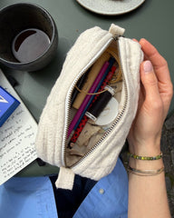 Cafébord med Knitter's Tool Clutch i farven Cloud