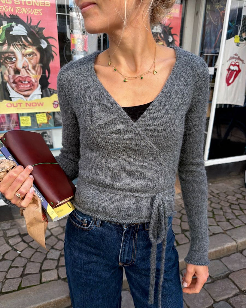 Kvinde iført grå Lucy Wrap
