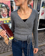 Kvinde iført grå Lucy Wrap