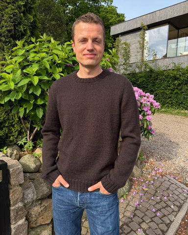 Mand iført brun Niels Sweater