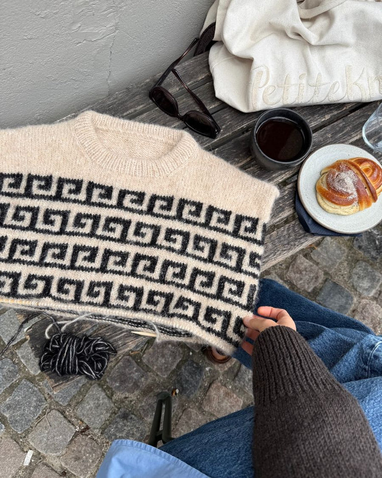 Closeup af mønsteret på beige og sort Athene Sweater