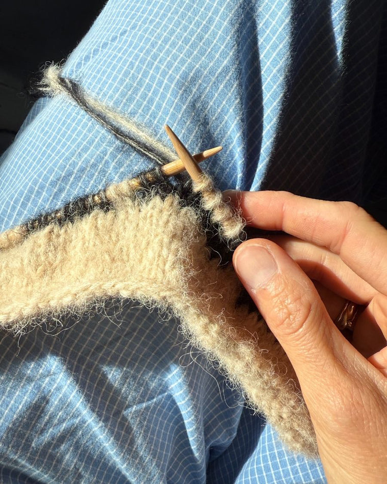 Procesbillede af beige og sort Athene Sweater