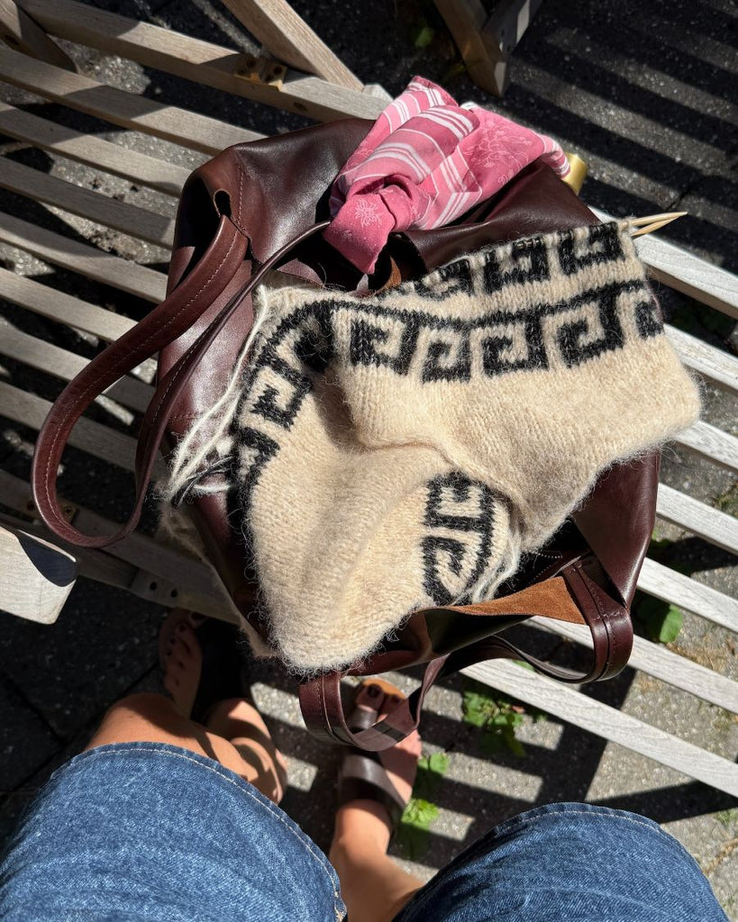 Procesbillede af beige og sort Athene Sweater