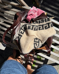 Procesbillede af beige og sort Athene Sweater