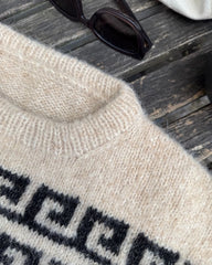 Procesbillede af beige og sort Athene Sweater