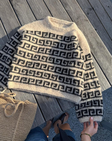 Athene Sweater liggende på bord