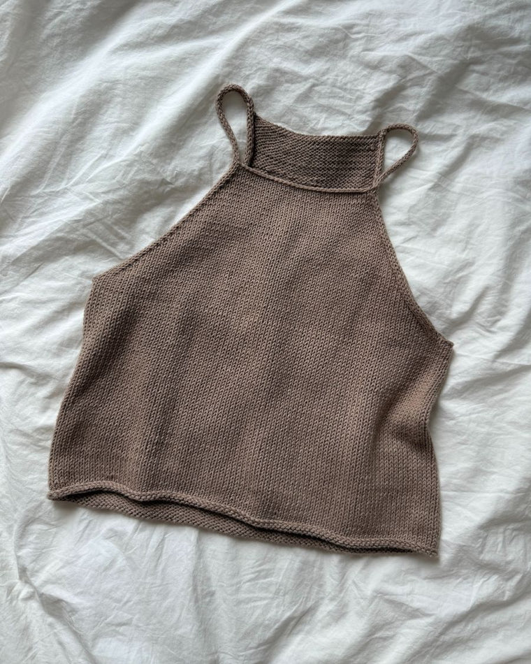Kvinde iført brunlig Audrey Top 