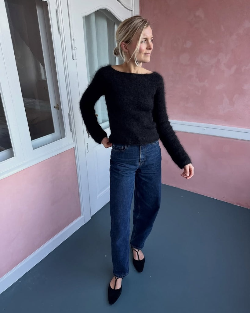 Kvinde iført sort Bea Blouse