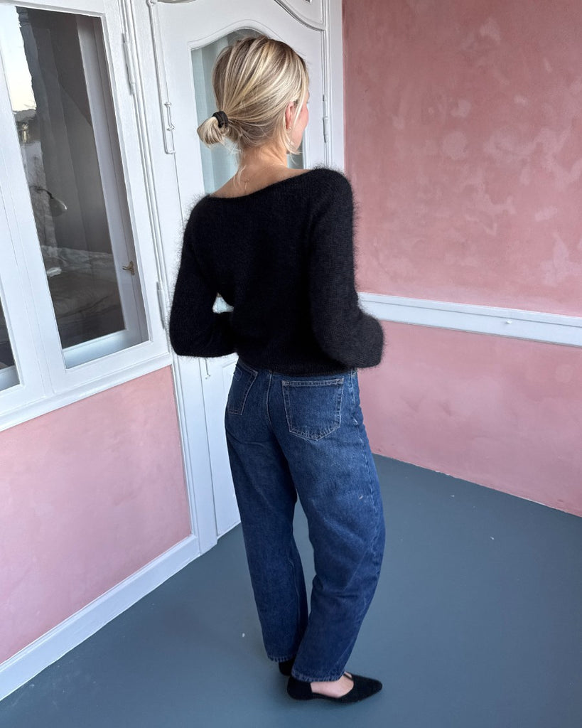 Kvinde iført sort Bea Blouse set bagfra