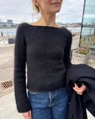 Kvinde iført sort Bea Blouse