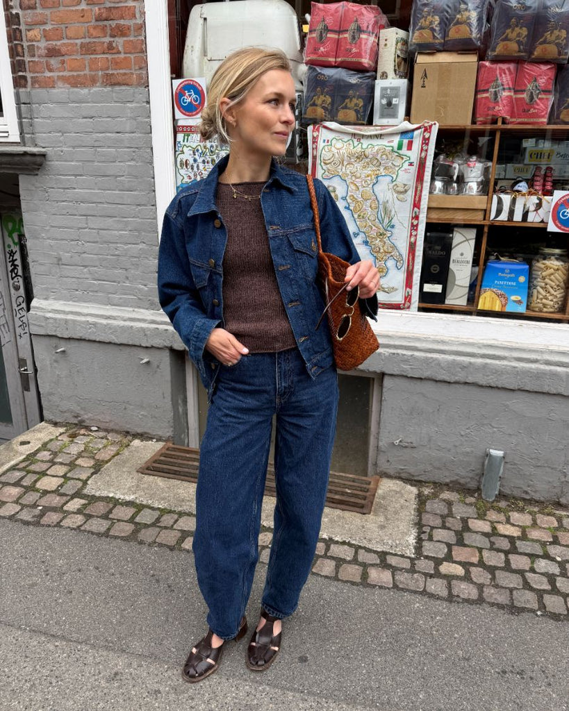 Kvinde iført brun Bea Top og jakke