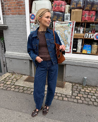 Kvinde iført brun Bea Top og jakke