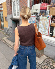 Kvinde iført brun Bea Top set bagfra