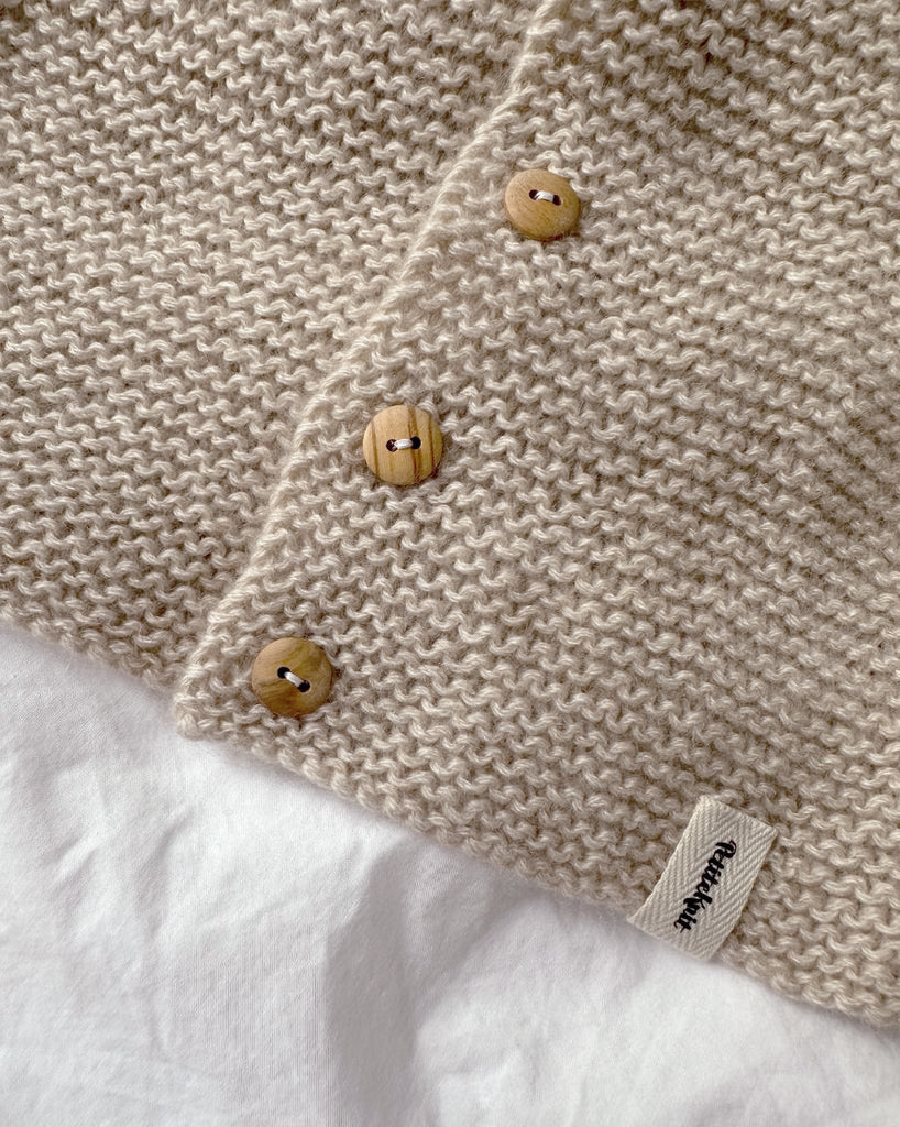nærbillede a begynderjakke med træknapper og folded petiteknit label