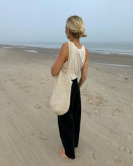 Kvinde med hvid Breeze Bag