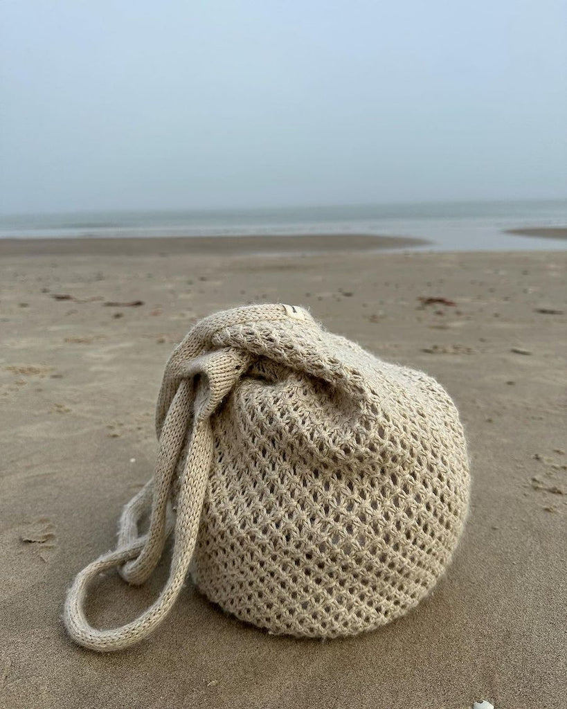 Hvid Breeze Bag på sand