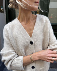 Closeup af kvinde iført hvid Champagne Cardigan