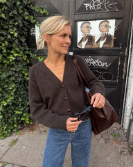 Kvinde iført brun Champagne Cardigan