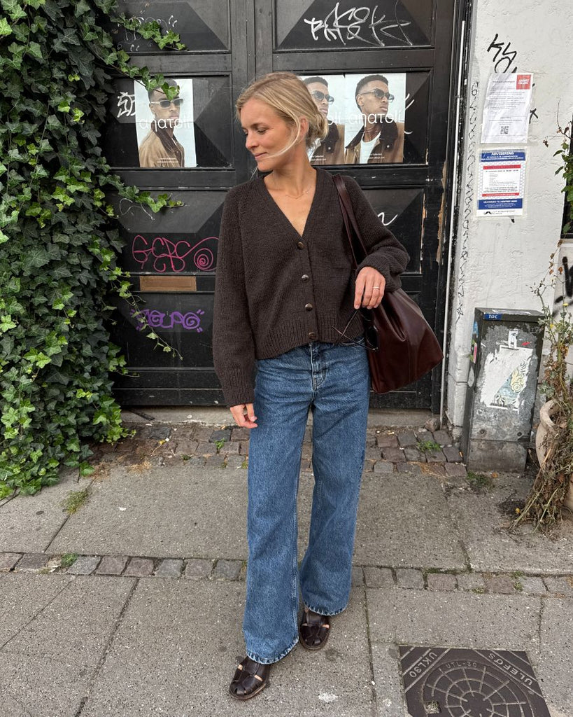 Kvinde iført brun Champagne Cardigan