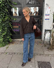 Kvinde iført brun Champagne Cardigan