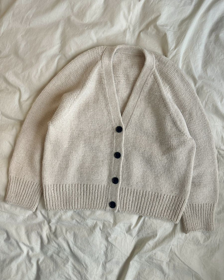 Kvinde iført brun Champagne Cardigan