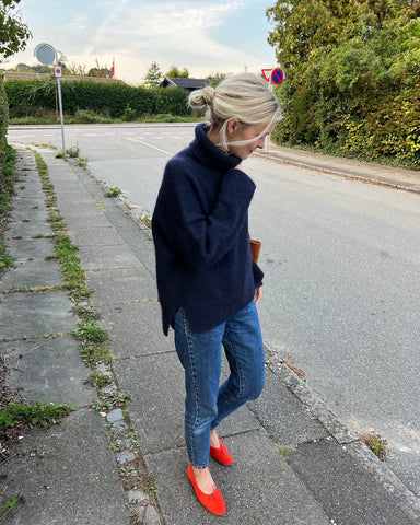 Kvinde iført blå Chestnut Sweater