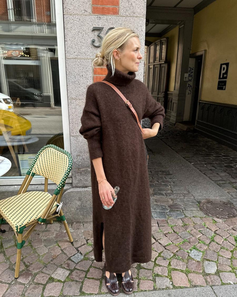Kvinde iført brun Chestnut Dress