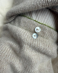 Closeup af detaljen i bukselinningen på beige Cleo Baby Set