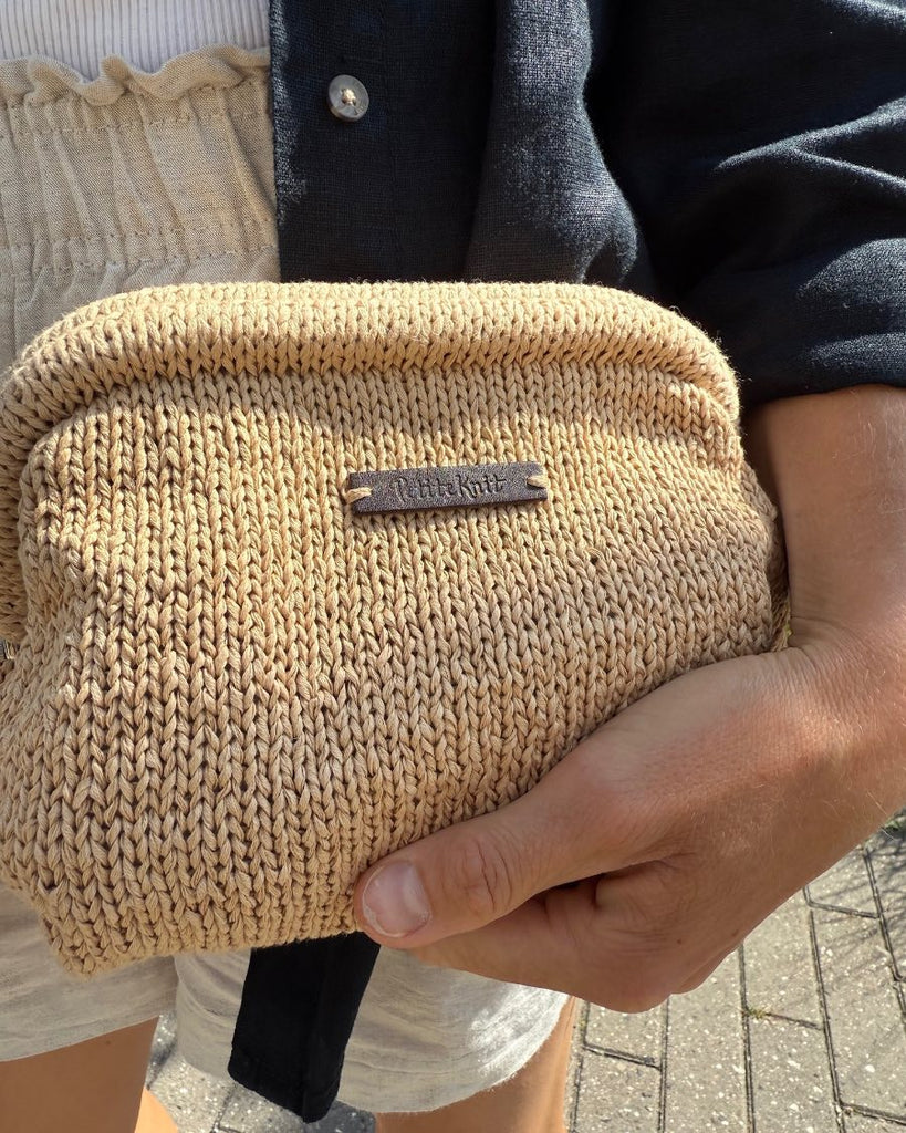 mørkebrunt læderlabel på Cleo Clutch