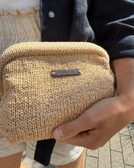 mørkebrunt læderlabel på Cleo Clutch
