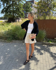 kvinde med Cleo Clutch med læderlabel