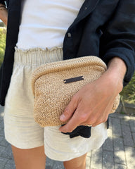 mørkebrunt læderlabel på Cleo Clutch