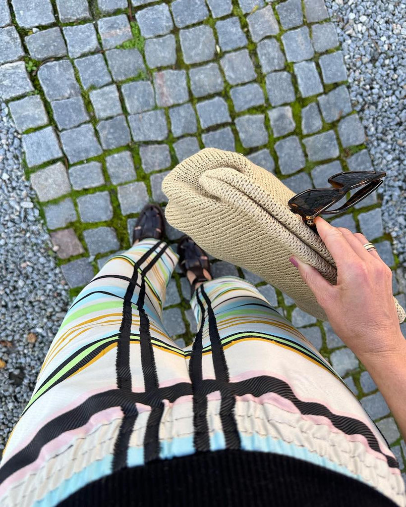 Kvinde holder Cleo Clutch i camel