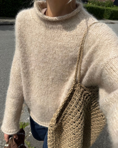 Kvinde iført beige Cloud Sweater