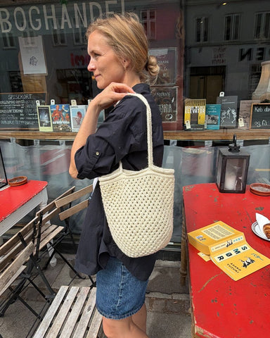 Kvinde med hvid Como Bag over skulderen