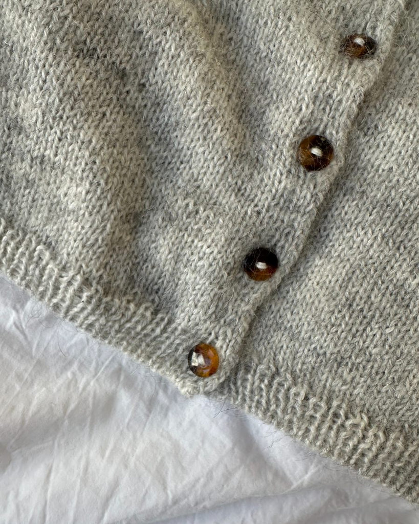 Close up af copenhagen cardigan med mørkebrune galalit knapper med 2 huller Ø 15 mm