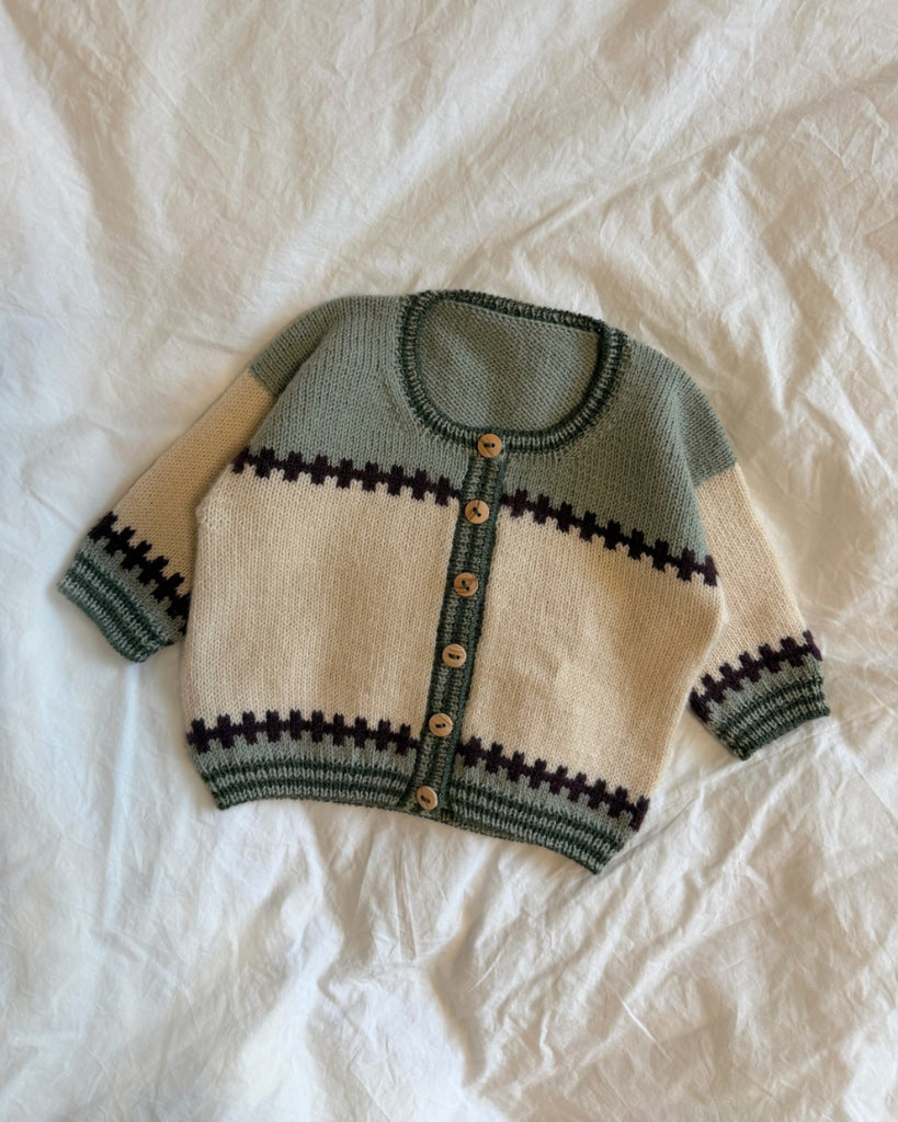 Cross Cadigan Baby liggende