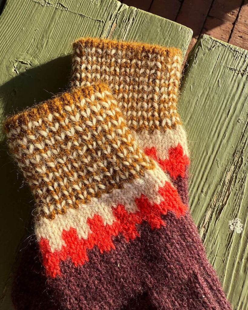 Closeup af mønsterdetaljerne på bordeaux Cross Set