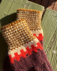 Closeup af mønsterdetaljerne på bordeaux Cross Set