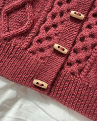 Detaljer på bordeaux Dagmar Jacket Junior med 25 mm duffelknapper i træ