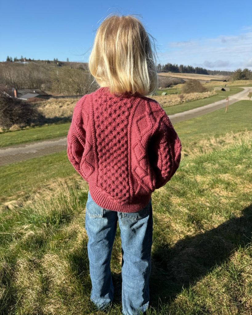 Barn iført bordeaux Dagmar Jacket Junior set bagfra