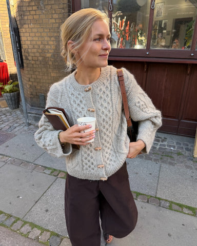 Kvinde iført grå Dagmar Jacket