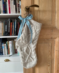 Hængende grå December Stocking på dørhåndtag